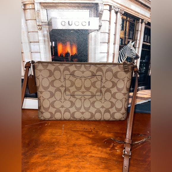 Coach east west crossbody - Picture 2 of 9